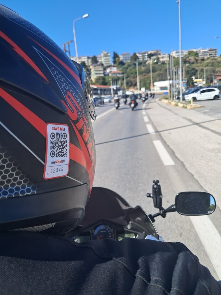 Κράνος με αυτοκόλλητο SAVE ME εν κινήσει